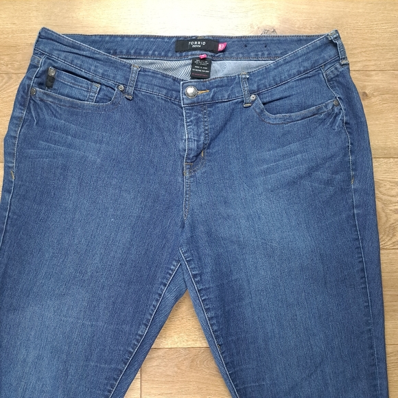 Torrid Medium Wash Skinny Jeans - Picture 2 of 6
